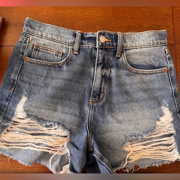 ☀️NWOT☀️ Cello brand shorts from buckle, size Medium!!☺️✨ - Picture 2 of 5